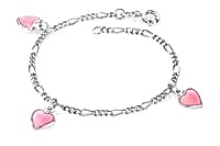 Dette klassiske charms-armbånd er blant våre bestselger. Det er et tidløst smykke som fortsetter å glede nye generasjoner barn og unge voksne. Armbåndet er i sølv 925 og belagt med rosa emalje.

Lenken er rhodinert og 16 cm. lang. Gavepose og smykke-eske medfølger.