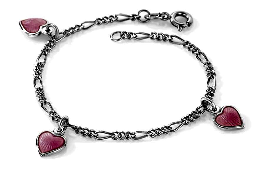 Dette klassiske charms-armbånd er blant våre bestselger. Det er et tidløst smykke som fortsetter å glede nye generasjoner barn og unge voksne. Armbåndet er i sølv 925 og belagt med rosa emalje.

Lenken er rhodinert og 16 cm. lang. Gavepose og smykke-eske medfølger.